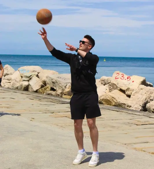 Picture of Mateo Rumac playing basketball
